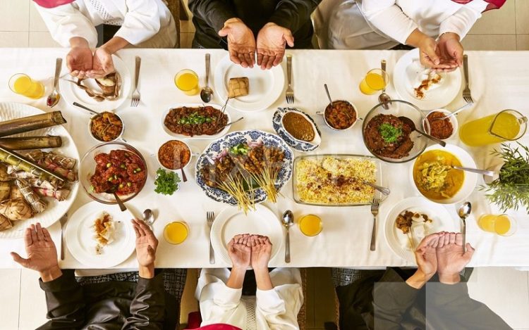 rekomendasi menu buka puasa Ramadhan, adab makan, kisah teladan sahabat, makan bersama, kisah mualaf (ilustrasi)