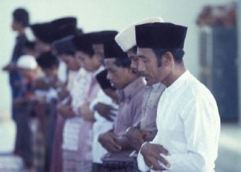 shalat sambil memejamkan mata