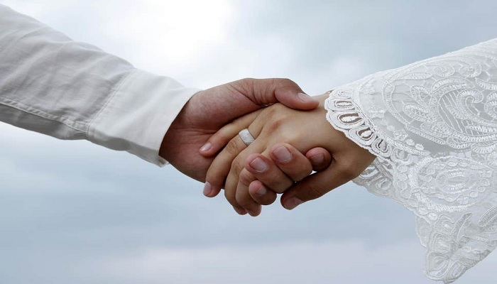 aturan dalam poligami, genggam tangan pasangan suami istri wanita gemuk wanita tsabithah
