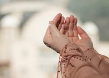 cara menghindari efek negatif dunia maya, tips istiqamah beramal pasca Ramadhan, tangan muslimah teladan doa husnul khatimah