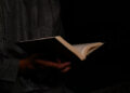 orang yang junub membaca Al-Quran, alquran sebagai obat, Manfaat Membaca Alquran bagi Kesehatan, basmalah, menyentuh alquran, ALQURAN, MUSHAF, guru ngaji, alquran, surat al-baqarah, ayat kursi, alquran, muslim, al-quran, keluarga, mualaf