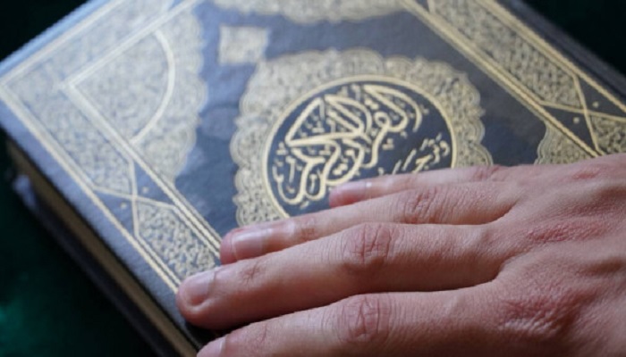 Ada 3 Jenis Sumpah, Inilah Hukum dan Kaffarat Jika Melanggarnya 4 quran pegang quran sumpah jenis sumpah melanggar sumpah