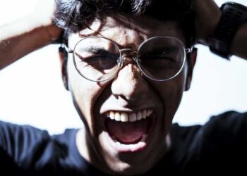 suami yang kasar kepada istri, skizofrenia, dendam