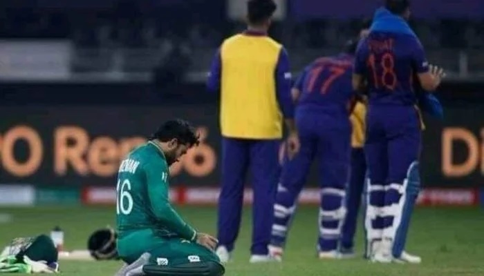 pemain Kriket Pakistan shalat di lapangan