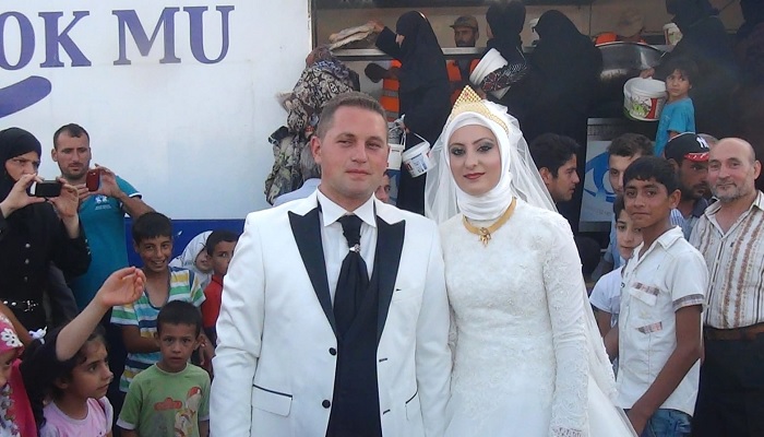 Gelar Resepsi Pernikahan, Pasangan Pengantin Turki Sebar Kebaikan dengan Menjamu para Pengungsi Suriah 2 resepsi pernikahan pasangan Turki