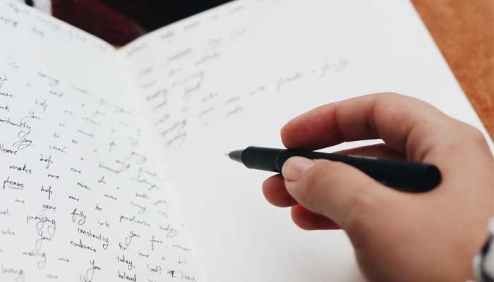 menulis dengan tangan
