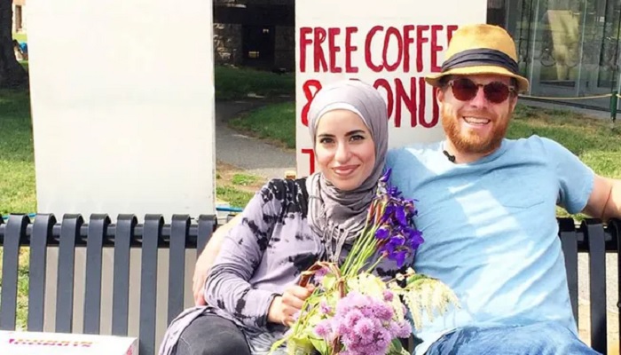 Mona haidar dan sebastian robins pasutri muslim AS