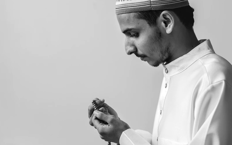 Hukum Berdzikir Bukan dengan Bahasa Arab 3 Istighfar, Adab-adab Berpakaian, Manfaat Dzikir Pagi dan Petang, Hukum Berdzikir Bukan dengan Bahasa Arab