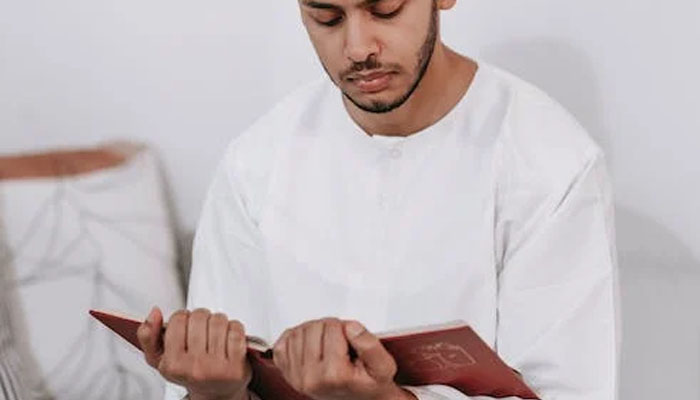 Perbedaan Surat Makkiyah dan Madaniyah, Surah Al Fatihah, Keutamaan Surah Ar-Rahman, Keutamaan Membaca Quran, Hukum Membaca Quran dengan Suara Keras, Macam Hafizh