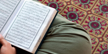 Fakta Unik Surat Al Baqarah, Hukum Membaca Quran dengan Suara Keras, Hukum Menyimpan Mushaf Al-Quran di Lantai
