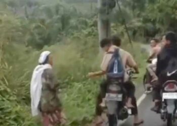 Tangkapan layar video viral pelajar tendang nenek di Tapsel (Foto: Detik)