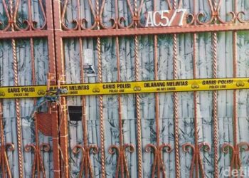 Empat jasad yang merupakan satu keluarga ditemukan di sebuah rumah di kawasan Kalideres, Jakbar. Garis polisi tampak terpasang di pagar rumah tersebut. (Rumondang N/detikcom)