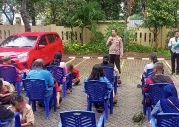 Puluhan pelajar SMK di Jakpus hendak tawuran 'dihukum' sujud di kaki orang tua. (Foto: Detik)