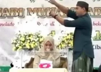 Ustadzah Hj Nadia Hawasy asal Tangerang, Banten, disawer ustadz dan jamaah laki-laki ketika sedang melantukan Alquran.

Foto: SC Tiktok