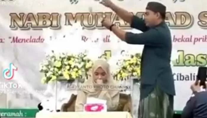 Ustadzah Hj Nadia Hawasy asal Tangerang, Banten, disawer ustadz dan jamaah laki-laki ketika sedang melantukan Alquran.
Foto: SC Tiktok