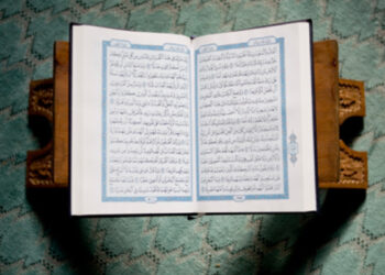 Hukum Bersumpah dengan Hak Al-Quran, Luqman Al-Hakim, Hukum Membaca Al-Quran saat Haid, QS Al-Isra, hukum, Al-Quran, Hukum Mengambil Mushaf dengan Tangan Kiri, Tindakan Boikot terhadap Al-Quran