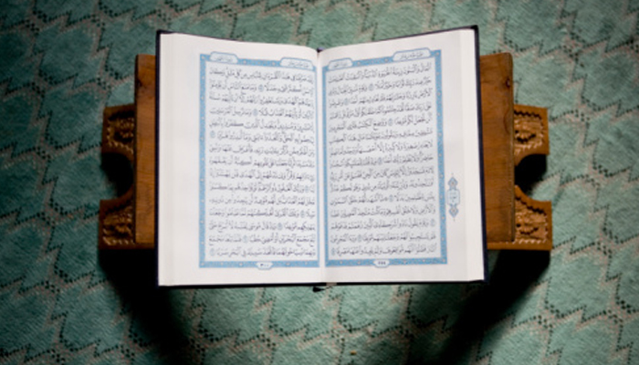 Hukum Bersumpah dengan Hak Al-Quran, Luqman Al-Hakim, Hukum Membaca Al-Quran saat Haid, QS Al-Isra, hukum, Al-Quran, Hukum Mengambil Mushaf dengan Tangan Kiri, Tindakan Boikot terhadap Al-Quran