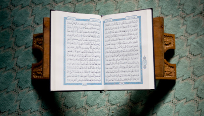 Hukum Bersumpah dengan Hak Al-Quran, Luqman Al-Hakim, Hukum Membaca Al-Quran saat Haid, QS Al-Isra, hukum, Al-Quran, Hukum Mengambil Mushaf dengan Tangan Kiri