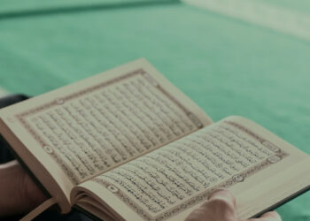 Hukum Menyimpan Mushaf Al-Quran di Lantai, Luqman Al-Hakim, QS Al-Isra, Hukum Menyentuh Cover Mushaf Quran tanpa Wudhu, Bukti Al-Quran Tak Lekang Dimakan Zaman
