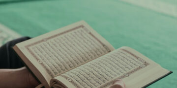 Hukum Menyimpan Mushaf Al-Quran di Lantai, Luqman Al-Hakim, QS Al-Isra, Hukum Menyentuh Cover Mushaf Quran tanpa Wudhu, Bukti Al-Quran Tak Lekang Dimakan Zaman, Munasabah