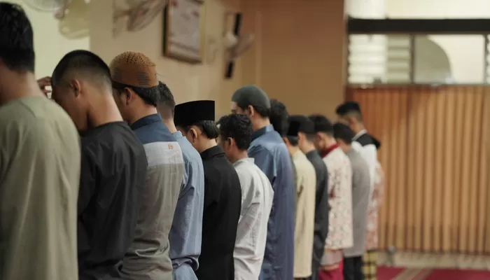 Syarat Dikatakan Mendapatkan Shalat Pada Waktunya, Kemuliaan yang Didapatkan Orang yang Shalat Tepat Waktu, macam doa iftitah, Syarat Shalat Jamak Taqdim dan Takhir, sutrah, Shalat dengan Bacaan Suara Nyaring, Membaca Al-Quran Adalah Perdagangan yang Tiada Merugi