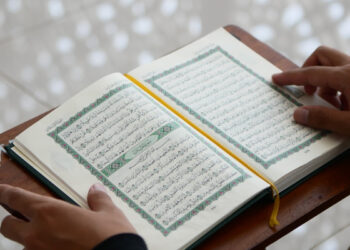 Syafaat Quran, Hukum Mengambil Mushaf dengan Tangan Kiri