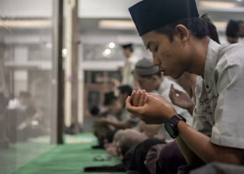 Hak dan Kewajiban Seorang Muslim, sabar, Dzikir, Hukum Mengusap Wajah dengan Tangan setelah Berdoa, Hukum Mengangkat Tangan ketika Berdoa, Dicintai Allah