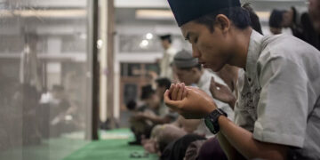Hak dan Kewajiban Seorang Muslim, sabar, Dzikir, Hukum Mengusap Wajah dengan Tangan setelah Berdoa, Hukum Mengangkat Tangan ketika Berdoa, Dicintai Allah