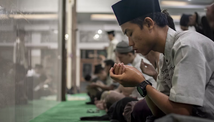 Hak dan Kewajiban Seorang Muslim, sabar, Dzikir, Hukum Mengusap Wajah dengan Tangan setelah Berdoa, Hukum Mengangkat Tangan ketika Berdoa