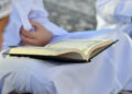 Doa Setelah Membaca Al-Quran, Hukum Mengambil Mushaf dengan Tangan Kiri